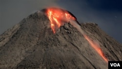 Gunung Merapi mengeluarkan lahar panas seperti terlihat dari desa Cangkarang, Yogyakarta tahun 2006 silam. Saat ini ribuan keluarga masih menempati hunian sementara (foto: dok).