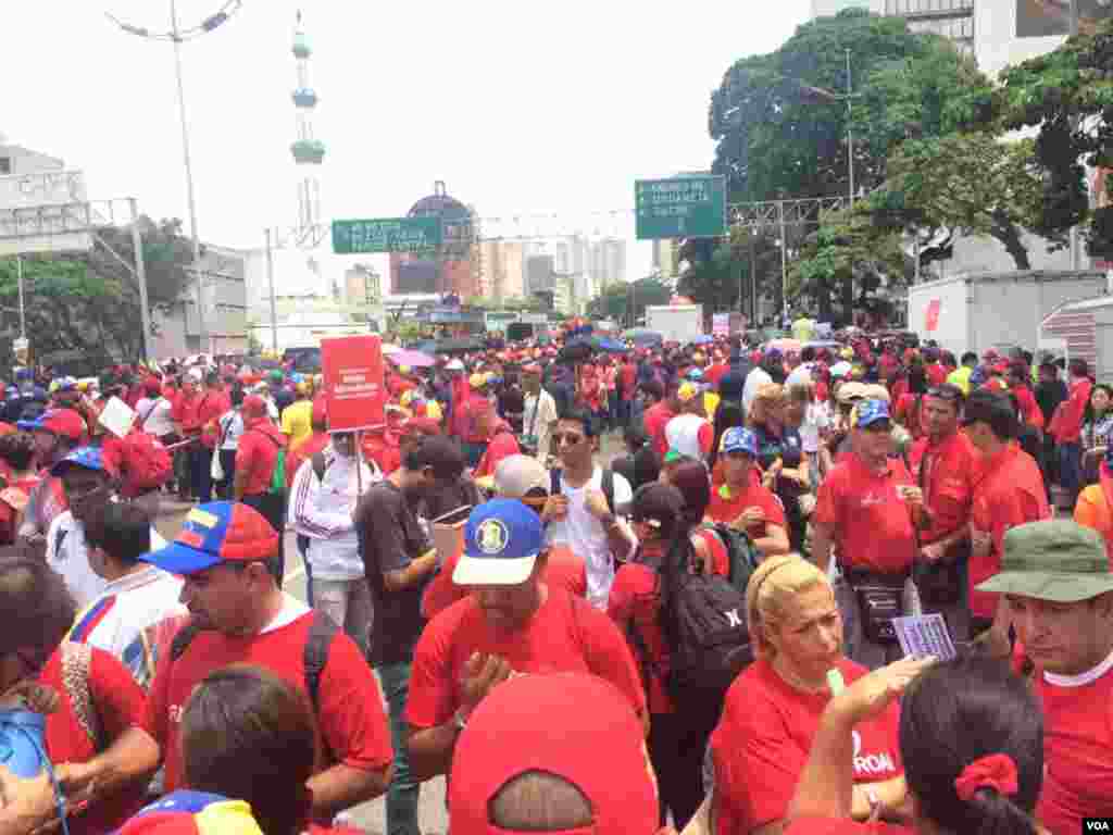 Defensores del gobierno del presidente Nicolás Maduro marchan por las calles de Caracas. Foto: Álvaro Algarra.