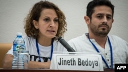 La periodista Jineth Bedoya participa junto a Juan Carlos Villamizar el 2 de noviembre de 2014 en La Habana, Cuba, en una conferencia sobre víctimas del conflicto en Colombia.