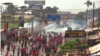 Des manifestants et les forces de l'ordre à Conakry, en Guinée, le 14 novembre 2015. (VOA/Zakaria Camara)