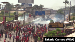 Des manifestants et les forces de l'ordre à Conakry, en Guinée, le 14 novembre 2015. (VOA/Zakaria Camara)