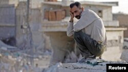 Un hombre desolado junto a lo que quedó de su casa tras un reciente bombardeo de la fuerza aérea siria en Azaz.