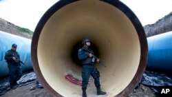 Guzmán escapó por segunda vez de una cárcel de máxima seguridad el 11 de julio de 2015 a través de un túnel de 1,5 kilómetros que partía de su celda del penal del Altiplano.