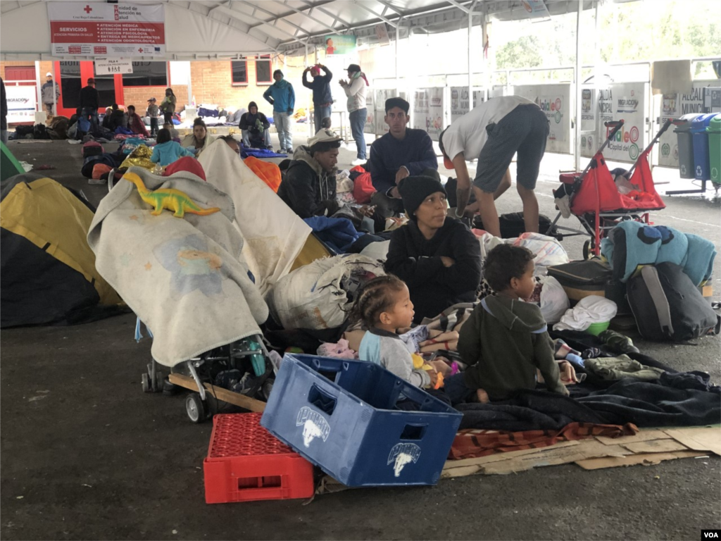 La Cruz Roja Colombiana proporciona tiendas de campaña para los migrantes venezolanos que no van a los refugios que se les ofrecen y deciden quedarse en el área cercana al edificio de Migración Colombia. Ipiales, Colombia, 11 de septiembre de 2019. Foto: Celia Mendoza - VOA. 