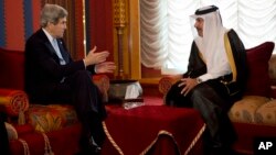 John Kerry se reunió en Doha con el primer ministro y canciller de Qatar, el jeque Hamad bin Jassim Al Thani.