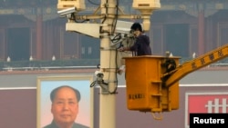 工人在检测北京天安门广场上的摄像头
