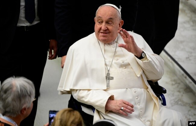 Paus Fransiskus menyapa umat di akhir audiensi dengan peserta Konferensi Episkopal Ziarah Skandinavia, pada 3 Februari 2025, di aula Paul-VI di Vatikan. (Foto: Tiziana Fabi/AFP)