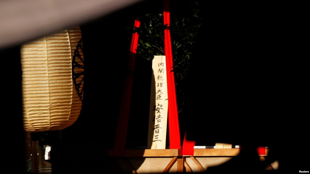 Sebuah tanda dari kayu bertuliskan "Perdana Menteri Shinzo Abe" pada persembahan ritual dari pemimpin Jepang itu di Tugu Yasukuni di Tokyo (17/10). 