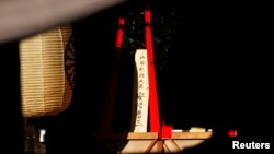 Sebuah tanda dari kayu bertuliskan "Perdana Menteri Shinzo Abe" pada persembahan ritual dari pemimpin Jepang itu di Tugu Yasukuni di Tokyo (17/10). 