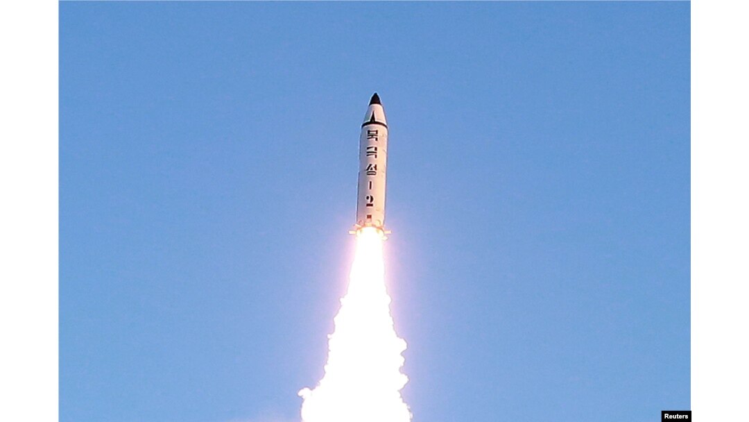 Probno lansiranje Pukguksong-2 rakete vidi se na ovoj fotografiji bez datuma koju je objavila severnokorejska Centralna novinska agencja KCNA u Pjongjangu, 13. febraura 2017.