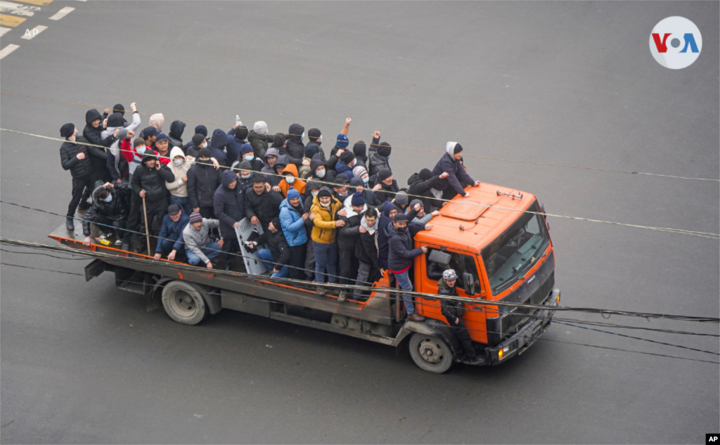 Aunque los disturbios fueron desatados por la duplicación en el precio del gas, los manifestantes también han coreado consignas en contra el exgobernante Nursultan Nazarbayev.