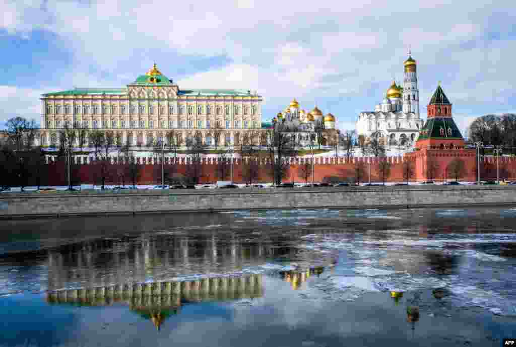 نمایی از رودخانه مسکوا و کاخ کرملین در پایتخت روسیه &nbsp;