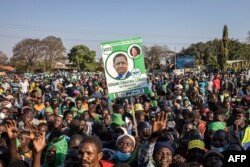 Supporters of the leader of the ruling Zambia Patriotic Front, incumbent president and candidate Edgar Lungu gather in Lusaka, on August 11, 2021 for a virtual closing rally ahead of tomorrow's general election. (Photo by Patrick Meinhardt / AFP)