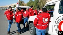 叙利亚阿拉伯红新月会的工作人员组织了人道主义救援的车队（2016年2月17日）
