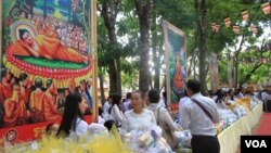 Cambodians celebrate Visak Bochea Day at Oudong Mountain in Kandal province, Cambodia, Wednesday May 10, 2017. (Hean Socheata/VOA Khmer)