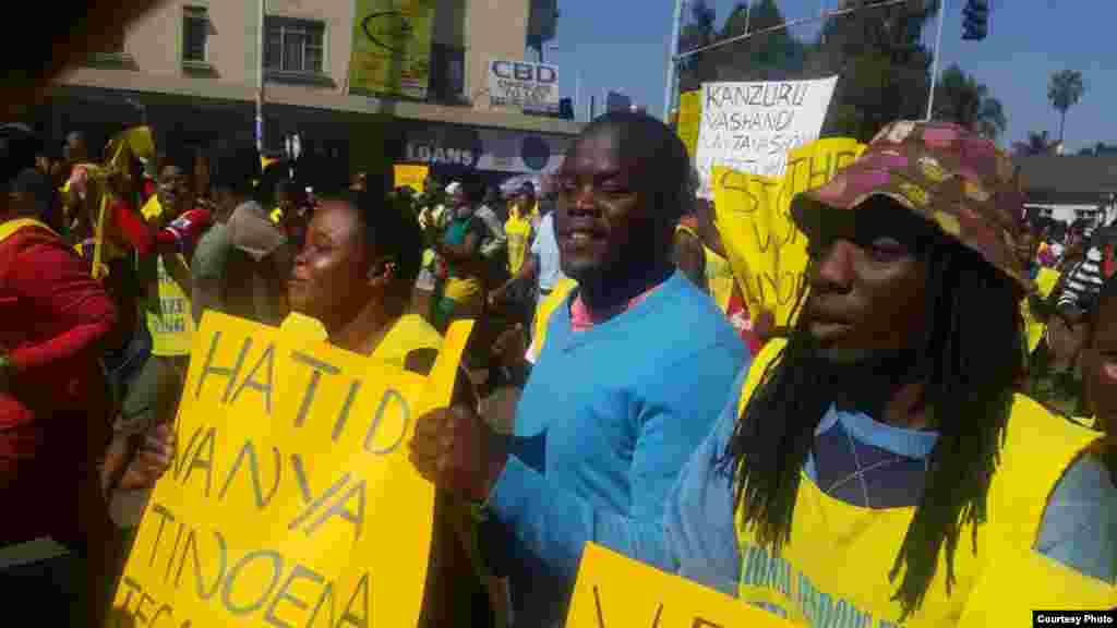 La plus part de Zimbabwéens se retrouvent à vendre sur la rue par manque d&#39;emplois au Zimbabwe.