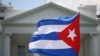 Una bandera cubana ondea frente a la Casa Blanca en Washington DC, llevada por un cubanoamericano que apoyó las protestas que se sucedieron en la isla el 11 de julio de 2021.
