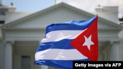 Una bandera cubana ondea frente a la Casa Blanca en Washington DC, llevada por un cubanoamericano que apoyó las protestas que se sucedieron en la isla el 11 de julio de 2021.