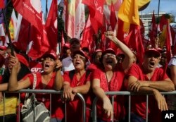 Partidarios del ex presidente de Brasil, Luiz Inácio Lula da Silva le expresan su apoyo en una concentración en Sao Paulo. Enero 24 de 2018.