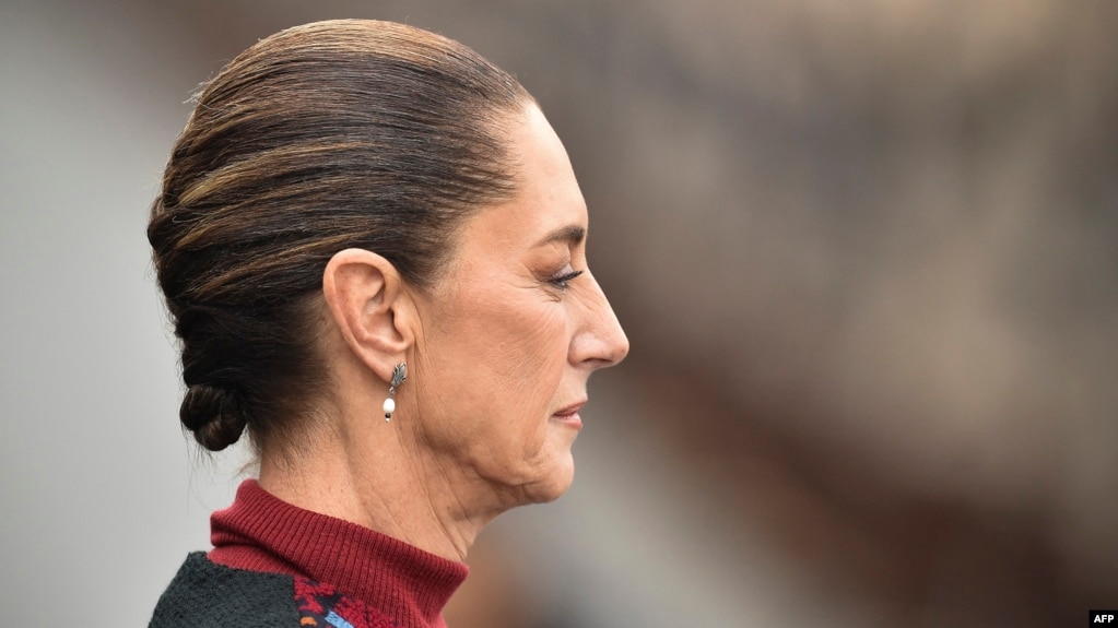 La presidenta mexicana Claudia Sheinbaum participa en una parada militar en la plaza Zócalo de Ciudad de México, el 20 de noviembre de 2024. (AFP/Rodrigo Oropeza)