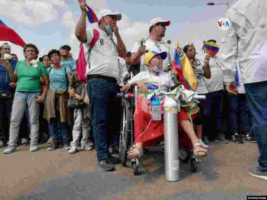 Venezolanos presentes en el Puente Internacional de Tienditas el sábado, donde la ayuda humanitaria llegaría para cruzar a Venezuela.&nbsp;