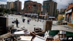 Muchas calles amanecieron bloqueadas, especialmente en el este de la ciudad, donde los opositores levantaron barricadas con escombros, ramas de árboles y basura en rechazo a la Constituyente.