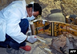 Egyptian archaeologists have discovered six mummies, colourful wooden coffins and more than 1,000 funerary statues in the 3,500-year-old tomb, the antiquities ministry said.