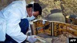 Six momies, des sarcophages en bois aux couleurs vives, un millier de figurines funéraires ont été découverts dans la tombe de l'époque pharaonique près de Louxor, Egypte, le 18 avril 2017.