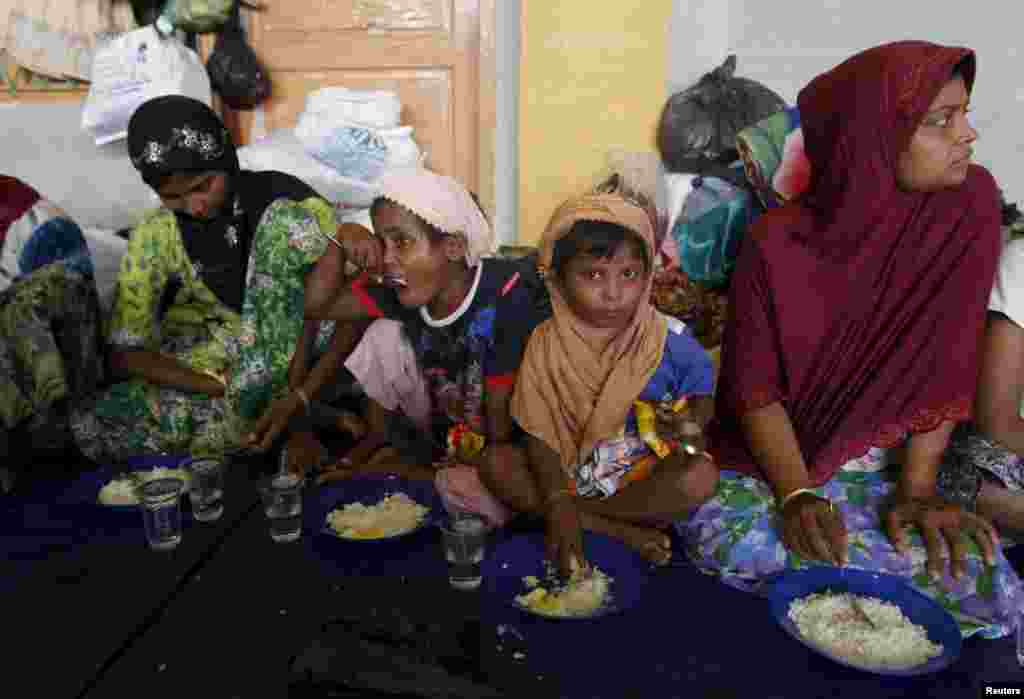 Migran yang diyakini merupakan etnis Rohingya memakan sarapan di tempat penampungan setelah diselamatkan dari kapal di Lhoksukon, provinsi Aceh, Indonesia.