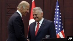 U. S. Vice President Joe Biden, left, and Turkish Prime Minister Binali Yildirim shake hands after a joint news conference in Ankara, Turkey, Aug. 24, 2016. 