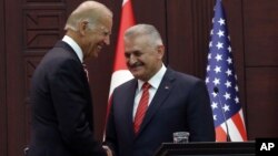 美國副總統拜登(左)與土耳其總理耶爾德勒姆(右)在安卡拉一起舉行記者會。