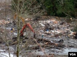 Homes destroyed by the Oso, Washington, landslide are barely recognizable as such, March 27, 2014.. (T. Banse/VOA)