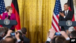 Presiden AS Barack Obama berbicara dalam konferensi pers gabungan dengan Kanselir Jerman Angela Merkel di Gedung Putih (9/2). (AP/Evan Vucci)