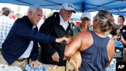 14일 허리케인 '어마' 피해를 입은 플로리다주를 방문한 도널드 트럼프 대통령(가운데)이 수재민들과 대화하고 있다. 왼쪽은 마이크 펜스 미국 부통령, 오른쪽은 멜라니아 트럼프 여사.