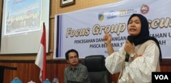 Dewi Rana Amir, Direktur LIBU Perempuan Sulawesi Tengah saat memaparkan temuan 33 kasus perkawinan usia anak di kegiatan FGD Pencegahan dan Penanganan Pernikahan Usia Dini di kantor BKKBN Sulawesi Tengah (6/9) (Foto: VOA/Yoanes Litha).