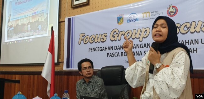 Dewi Rana Amir, Direktur LIBU Perempuan Sulawesi Tengah saat memaparkan temuan 33 kasus perkawinan usia anak di kegiatan FGD Pencegahan dan Penanganan Pernikahan Usia Dini di kantor BKKBN Sulawesi Tengah (6/9) (Foto: VOA/Yoanes Litha).