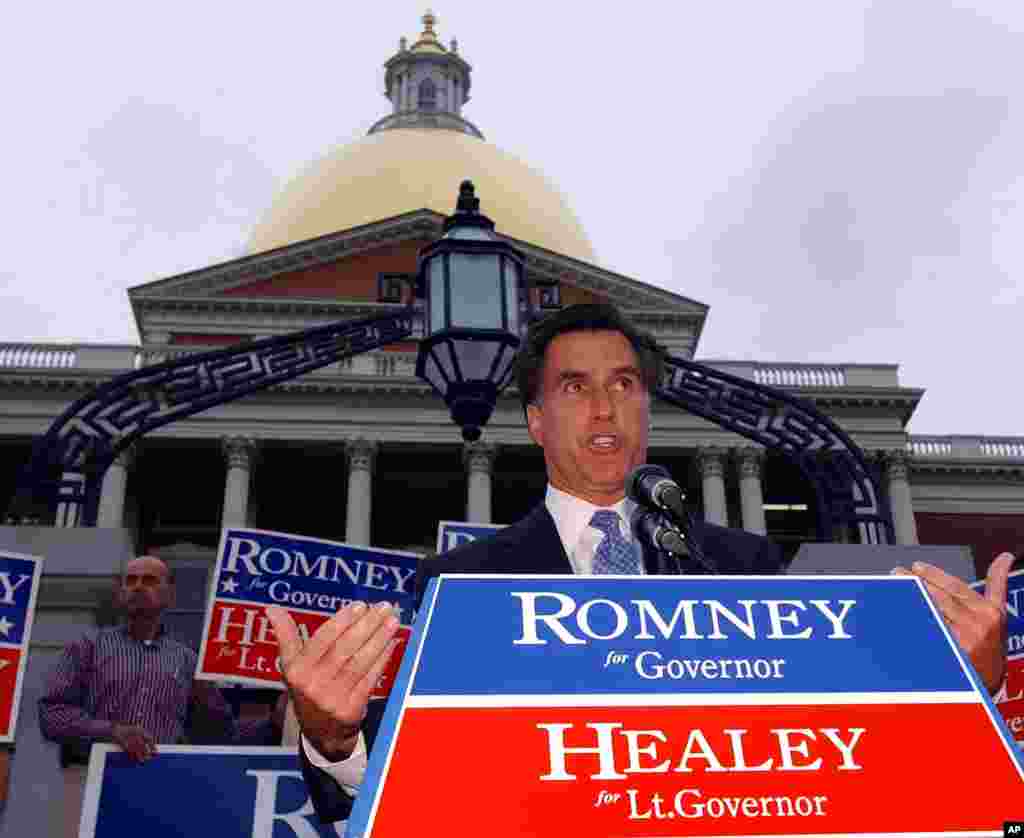 2002年10月3日，共和黨麻州州長候選人羅姆尼在波士頓的州府大廈前舉行記者會。