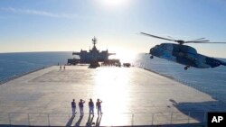 Potongan gambar dari video yang dirilis oleh satuan tentara Iran pada 13 Januari 2021 ini menunjukkan sebuah helikopter mendarat di kapal logistik milik Angkatan Laut Iran dalam sebuah latihan militer. (Foto: Iranian Army via AP)