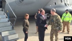 El secretario de Defensa de EE.UU., Ashton Carter, viajó a Jalalabad, provincia de Nangarhar, donde están destacados cientos de soldados estadounidenses.