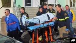 Paramédicos transportan a un estudiante herido en el tiroteo en la escuela secundaria Taft Unión, en California. La víctima supuestamente acosaba a su agresor.