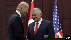 Joe Biden et Binali Yildirim à Ankara le 24 août 2016.