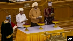 Htin Kyaw, second right, takes oaths as Myanmar's new president during a sworn-in ceremony in Myanmar's parliament in Naypyitaw, March 30, 2016.