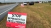 Activistas contra la pena de muerte colocaron carteles a lo largo de la carretera que conduce al Centro Correccional Holman en Atmore, Alabama, antes de la ejecución programada de Kenneth Eugene Smith el jueves 25 de enero de 2024.