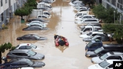 지난달 30일 폭우 피해가 발생한 한국 대구에서 구조대원이 보트로 주민들을 구출하고 있다. 