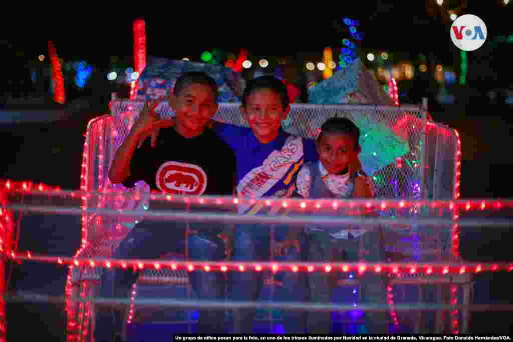 Un grupo de ni&#241;os posan para una foto, en uno de los trineos iluminados por Navidad en la ciudad de Granada, Nicaragua. Foto Donaldo Hern&#225;ndez/VOA.