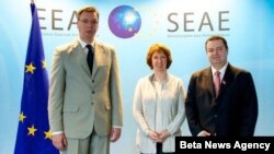 Prvi potpredsednik Vlade Srbije Aleksandar Vučić, visoka predstavnica Evropske unije Ketrin Ešton i premijer Srbije Ivica Dačić poziraju fotoreporterima tokom današnjeg susreta u Briselu. 