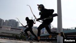 Manifestantes em Hong Kong com flechas 