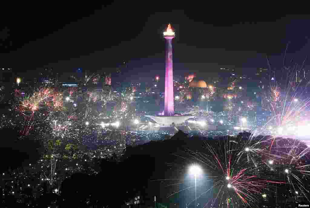 Pháo hoa được bắn xung quanh Đài tưởng niệm Quốc gia, Jakarta, Indonesia, 01/01/2019. Antara Foto. Antara Foto/Akbar Nugroho Gumay.