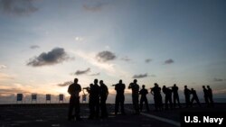 美國海軍在南中國海上實施射擊演習 （美國海軍照片） 