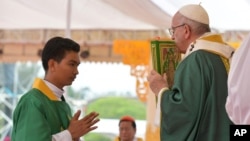 Le pape François célèbre une messe à Yangon, en Birmanie, le 29 novembre 2017.